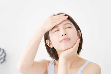 Naklejka premium スキンケアする20代女性