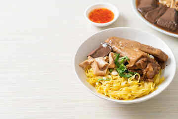 Egg noodles served dry with braised duck