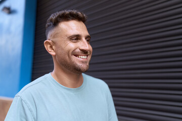 Obraz premium Young hispanic man smiling confident looking to the side at street