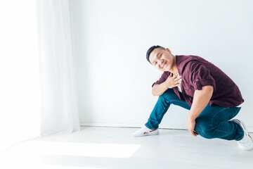 Obraz premium man sitting in white dance studio dancer hip hop