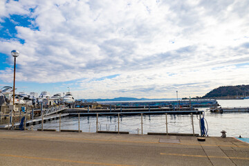 東京湾・浦賀のマリーナがある港と海、停泊するクルージングのプライベートヨット（神奈川県横須賀市）