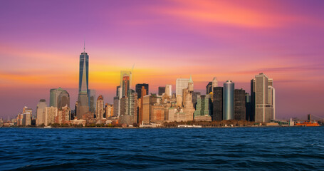 Obraz premium A beautiful sunset of the Manhattan skyline