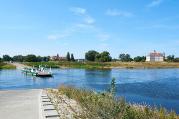 An der Elbe bei Mauken mit Schloss Pretzsch in Sachsen-Anhalt