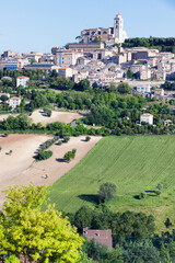 Fototapeta na wymiar Fermo, Marche. Panorama della cittadina nel contesto rurale con la Cattedrale Metropolitana di Santa Maria Assunta