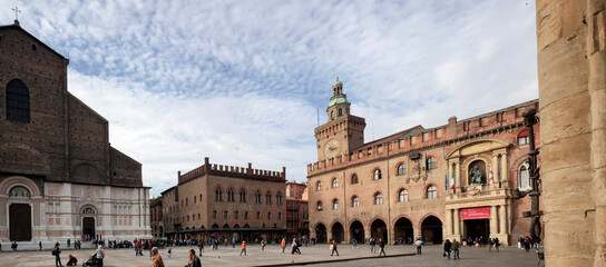 Bologna.Piazza Maggiore con il Duomo, Palazzo del podestà e Palazzo Comunale
