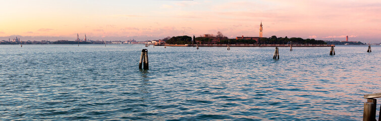 Fototapeta na wymiar Venezia. Panorama della Laguna con fila di bricole verso l'isola di San Giorgio Maggiore