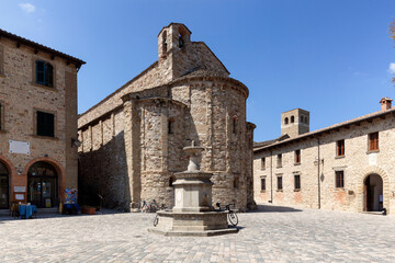 San Leo, Rimini. Piazza con fontana ed abside della Pieve di Santa Maria Assunta
