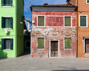 Burano, Venezia. Facciata di casa in abbandono