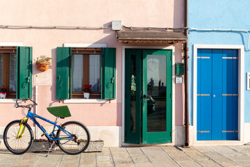 Fototapeta na wymiar Pellestrina, Venezia. Soglia di casa con bicicletta