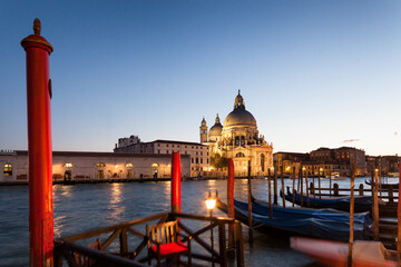 Venezia. Gondole al palo al crepuscolo sul Canal Grande verso La Salute 