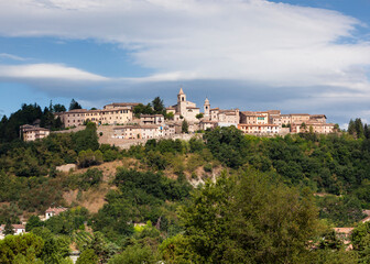 Fototapeta na wymiar Belforte del Chienti, Macerata. Panorama della cittadina tra i boschi.