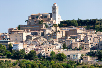 Obraz premium Fermo, Marche. Veduta della città con la Cattedrale di Santa Maria Assunta sulla collina. 