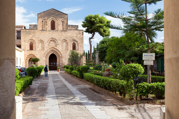 Fototapeta na wymiar Palermo, Kalsa. Ingresso con giardino alla Basilica della Santissima Trinità del Cancelliere (Basilica della Magione) 