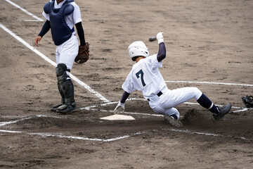 スライディングでホームイン（高校野球）