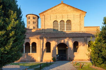Fototapeta na wymiar Ravenna.Basilica di Sant'Apollinare in Classe con campanile cilindrico. 