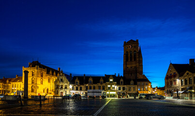 rynek miejski o zmierzchu