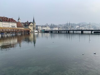 Altstadt der Stadt Luzern im Herbst und Nebel am Fluss Reuss und Vierwaldstättersee