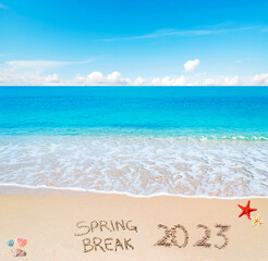 spring break 2023 written on the sand - obrazy, fototapety, plakaty