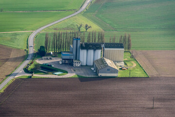 vue aérienne de silos à grains à Goussonville dans les Yvelines en France © Francois