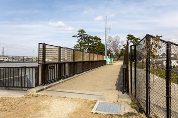 大阪・豊中市の高川水路の遊歩道の高川歩道橋（2023年3月5日撮影）