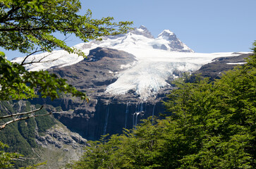 cerro volcan tronador, vista del volcan tronador en san carlos de bariloche con nieves eternas y cascadas a la vista