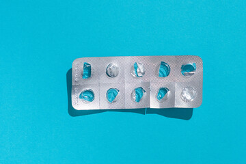 Leere Tabletten Blisterpackung vor einfarbigen Hintergrund, top view