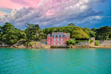 Typical pink house in Morbihan gulf. - obrazy, fototapety, plakaty