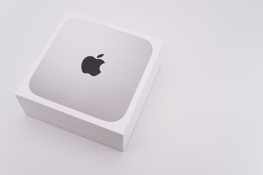 immagine di computer Mac mini M2 di Apple con confezione su superficie bianca