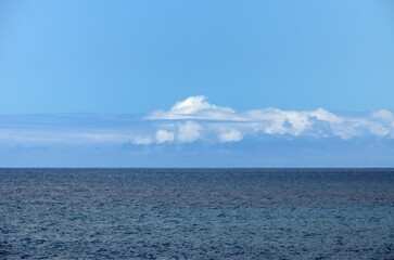 Nubes en el horizonte frente a Alojera, La Gomera