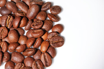 Naklejka premium fragrant coffee beans on a white background