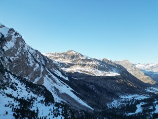 Montagnes dans les Pyrénées, Cirque de Gavarnie en hiver 