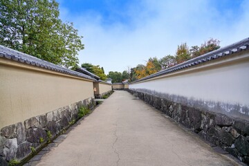 白壁に囲まれた秋の道の情景＠兵庫