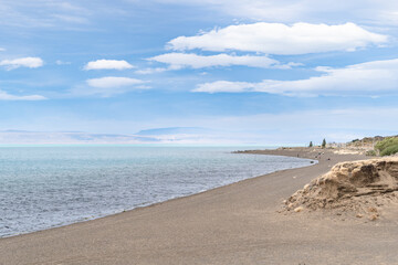Fototapeta na wymiar Paisaje de la playa del Lago Argentino en el Calafate, Provincia de Santa Cruz. 