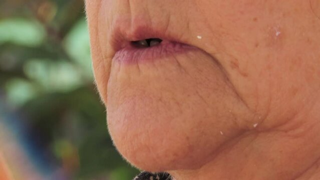 labios de mujer movi&eacute;ndose leyendo un libro