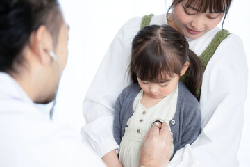 訪問診療や診察に使えそうなドクターと子供　小児科