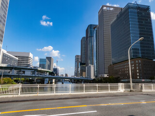 大阪中之島からみた大阪の昼の街