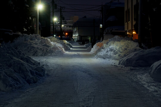 冬の夜の市街地  北海道札幌市