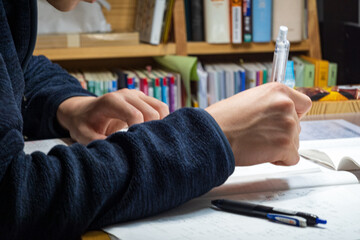 試験勉強する学生のイメージ