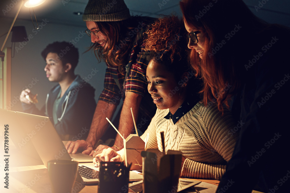 Aufkleber night office, startup and young people with teamwork, collaboration and project deadline for softwar