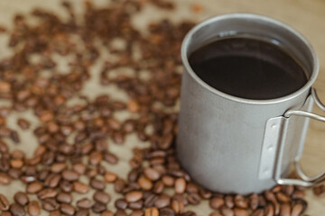 焙煎されたコーヒー豆とマグカップ