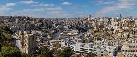 Obraz premium Amman castle- middle of country- Jordan جبل القلعة، عمان، وسط البلد، العلم، الراية، الابراج، راس العين، تاريخي، قديم