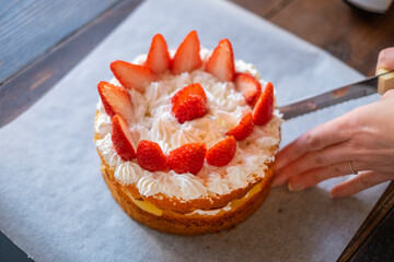 手作り誕生日ケーキを切る 