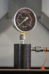 Vibration Resistant Liquid Filled Gauge with Black Dial and Gray Pointer