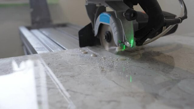 cutting porcelain stoneware with an automatic tile cutter