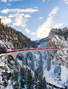 Panorama del trenino Bernina Express su Landwasser Viaduct, Fili