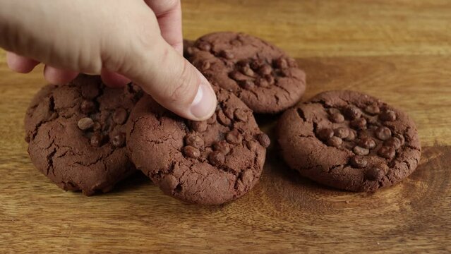 main d'homme prenant un cookie au chocolat 
