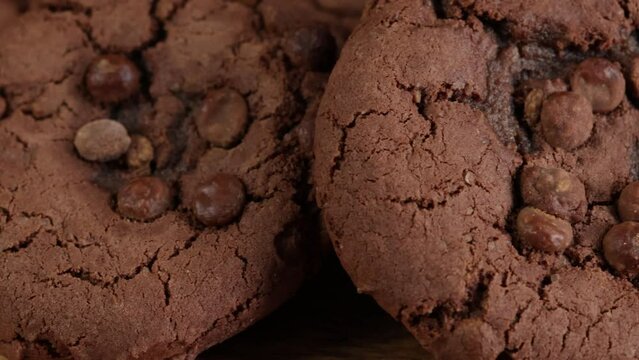 biscuits cookies au chocolat en gros plan, isol&eacute; sur une table en bois