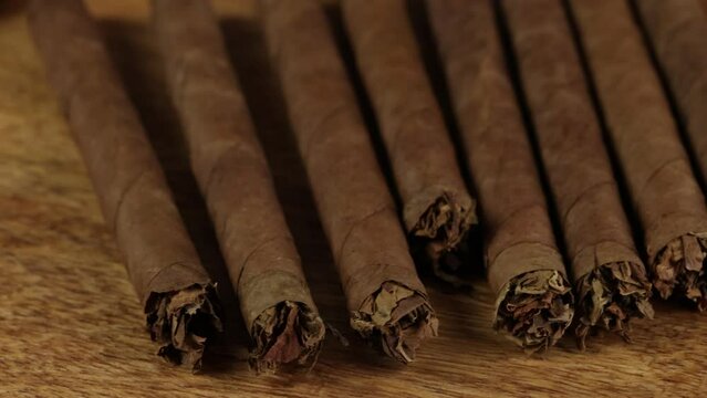 cigares en gros plan dans une boite