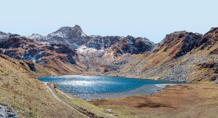 Val Varaita,  le lac bleu dans son cirque glacière, Italie 