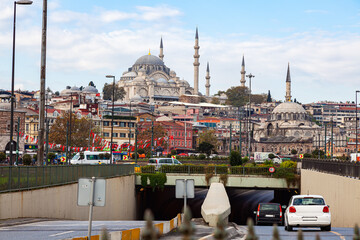 Obraz premium View of Istabul cityscape with the famous Blue Mosque or Sultan Ahmed Mosque and traffic in the old town.